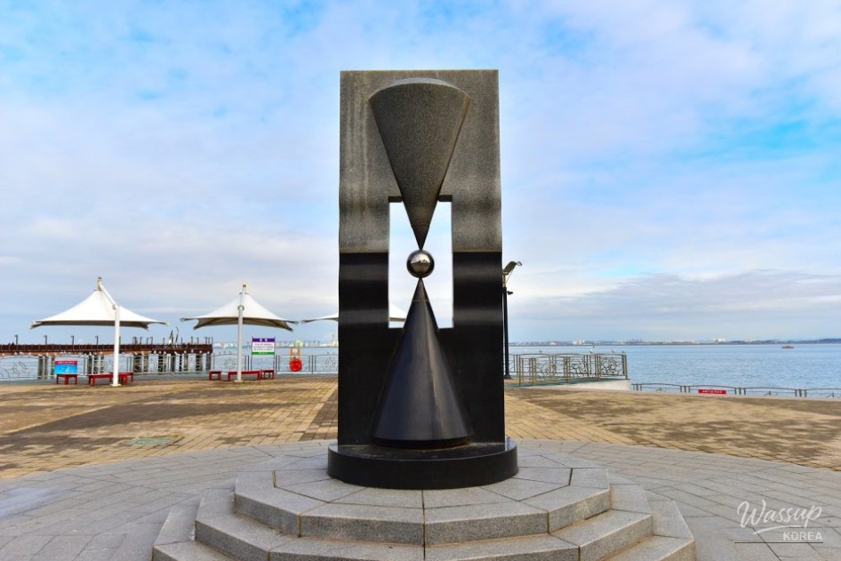 Immersive ocean-themed exhibits with giant screen visuals of marine life