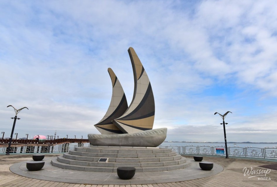 Fresh seafood and lively dining atmosphere inside Sapgyoho fish market