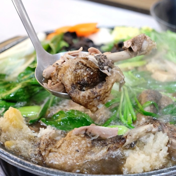 Clean and spacious interior of Naneun Mushroom Chicken Soup suitable for group dining