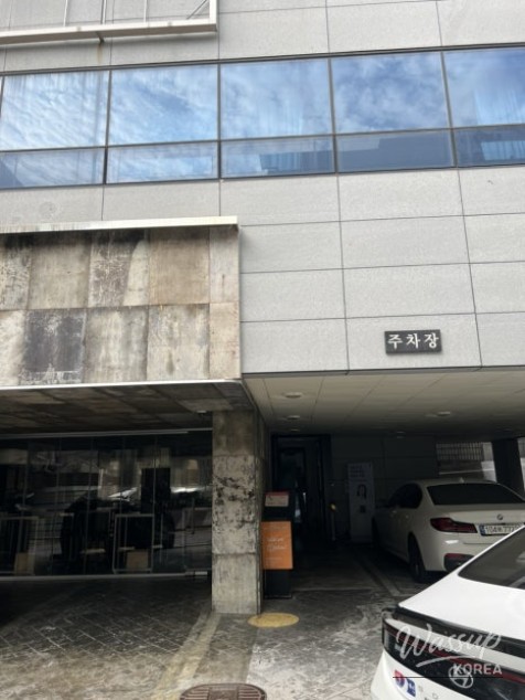 Table spread at Uya Jae featuring signature dishes and drinks for rooftop dining