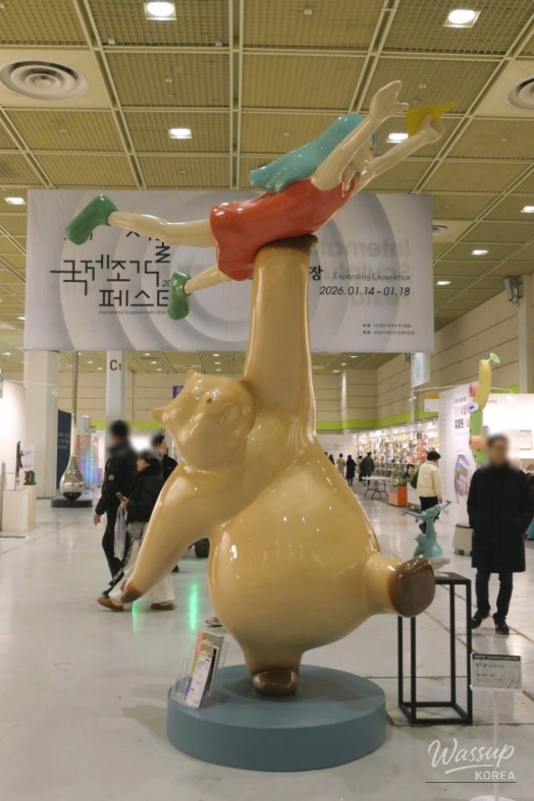 Large-scale FAT PET sculpture displayed at COEX Hall C exhibition space