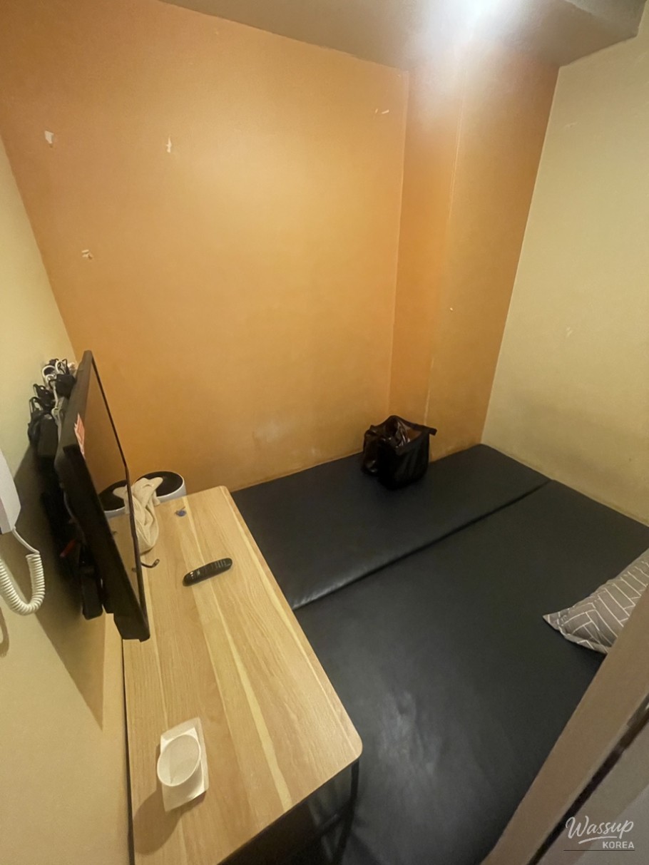 Roommate Cafe Review in Gunja_02