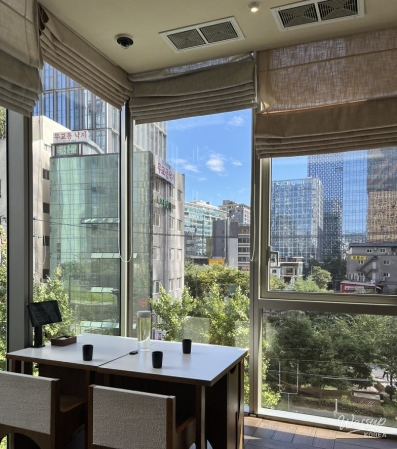Elegant Restaurant Interior with Roman Shades_03