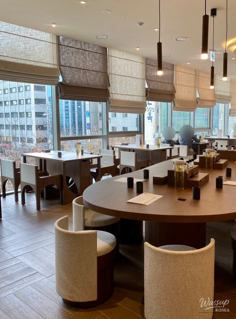 Elegant Restaurant Interior with Roman Shades_04