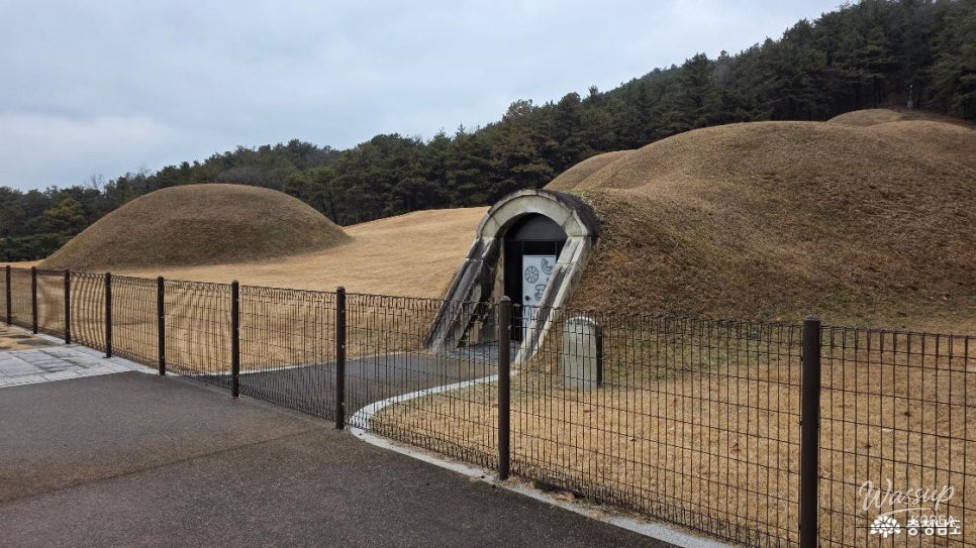Exploring the Buyeo Royal Tombs_07