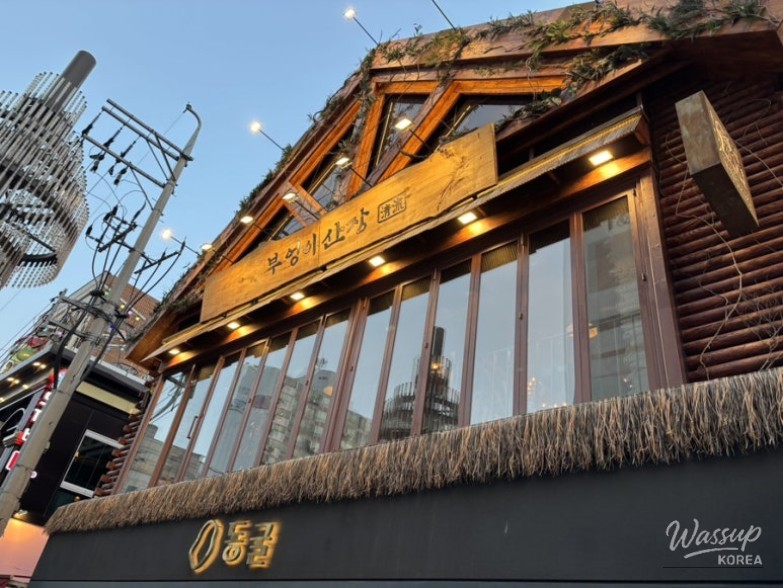 A spacious pub layout in Apgujeong Rodeo with a warm lodge-style interior.
