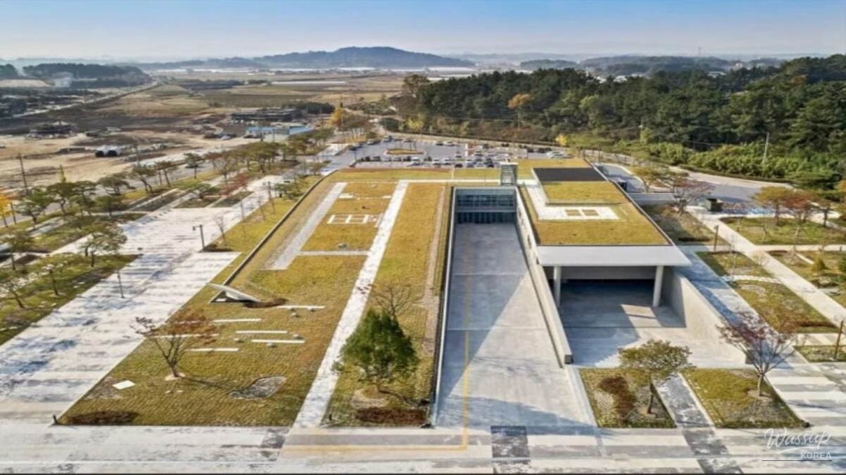 The Invisible Museum: A Harmonious Blend of Modern Architecture and History_02