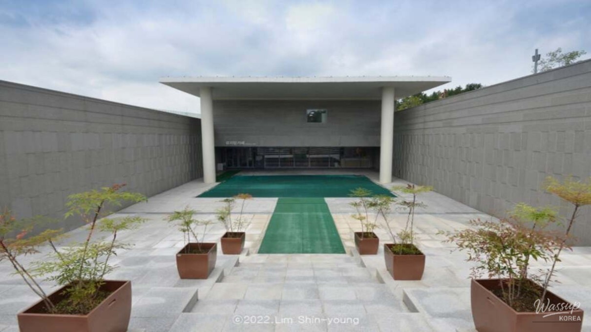 The Invisible Museum: A Harmonious Blend of Modern Architecture and History_04