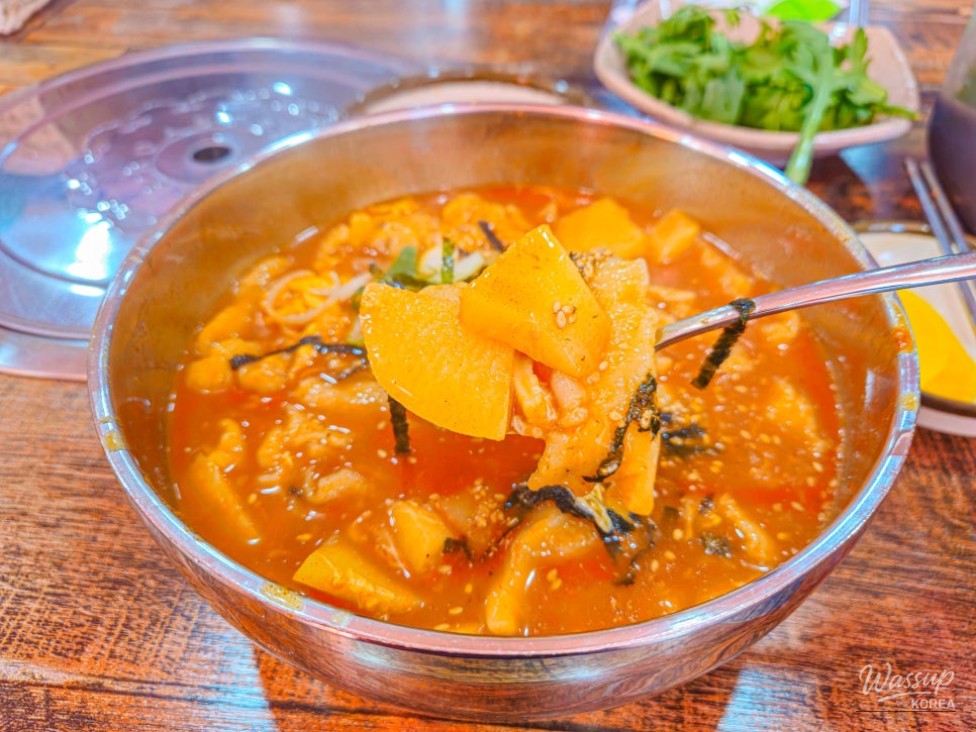 A Delightful Meal at Jincheon Gun's Local Restaurant: Gongju Spicy Kalguksu_13
