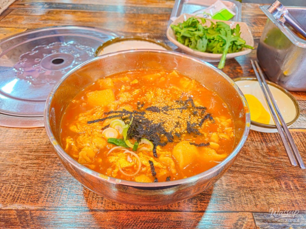 A Delightful Meal at Jincheon Gun's Local Restaurant: Gongju Spicy Kalguksu_11