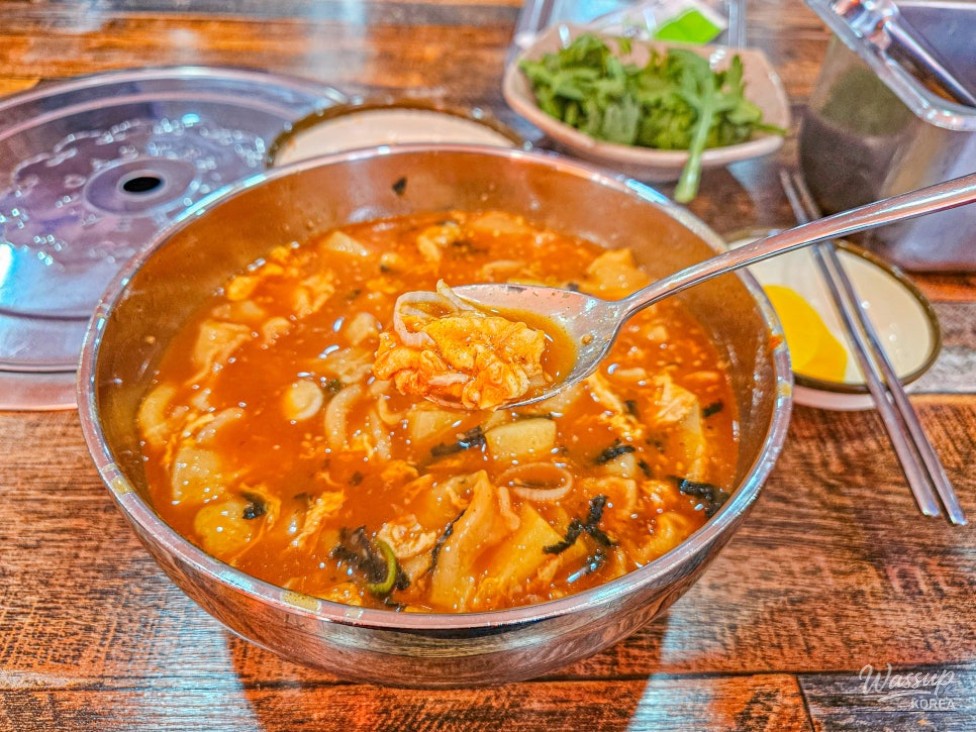 A Delightful Meal at Jincheon Gun's Local Restaurant: Gongju Spicy Kalguksu_14