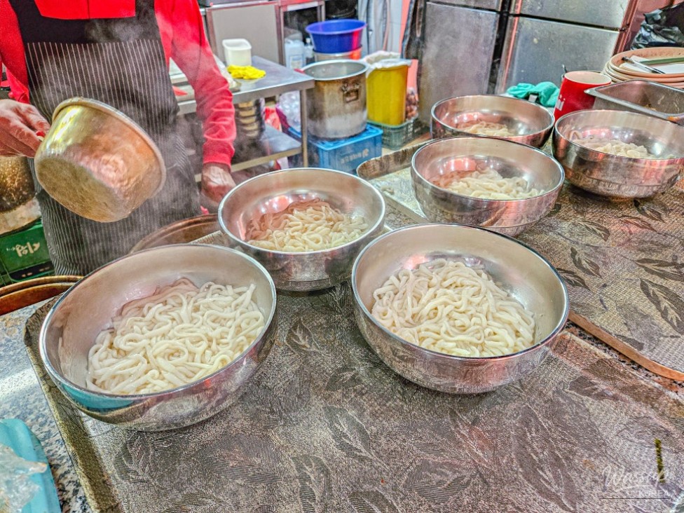 A Delightful Meal at Jincheon Gun's Local Restaurant: Gongju Spicy Kalguksu_09