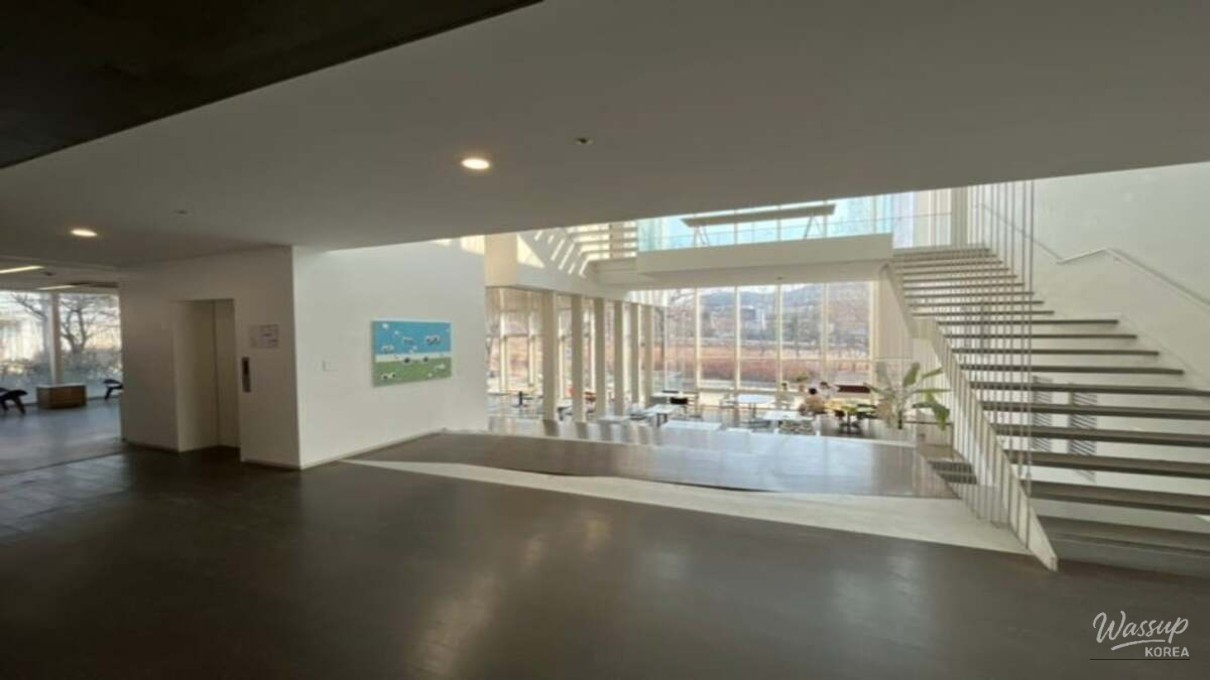 Exploring the White Block: A Fusion of Art and Architecture_03