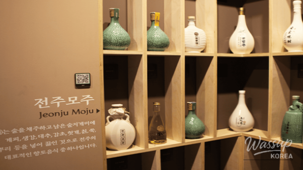 Winter camellias and coastal scenery on Odongdo Island in Yeosu.