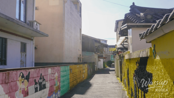 Traditional hanok village and winter cultural atmosphere in Jeonju.