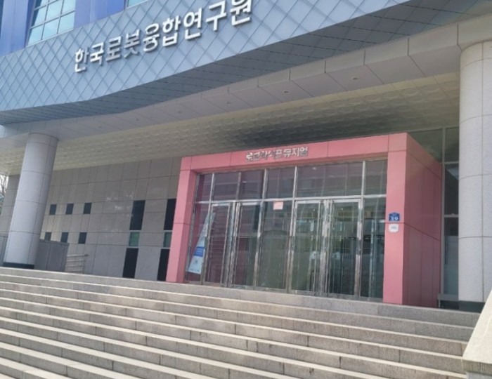 Exploring the Robo Life Museum in Pohang float