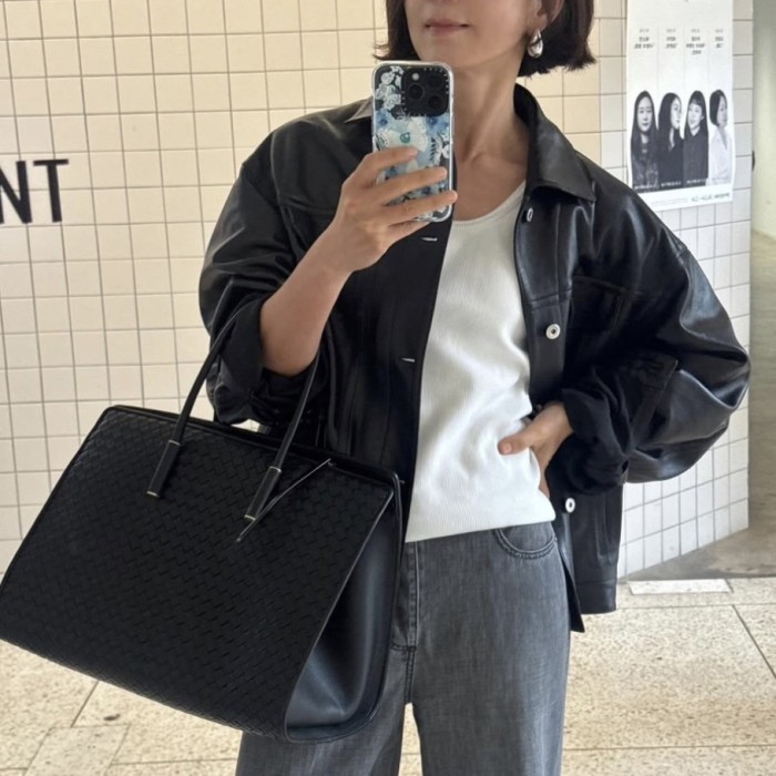 The Effortless Chic Look of Kim Hee-ae at the Recent Exhibition230