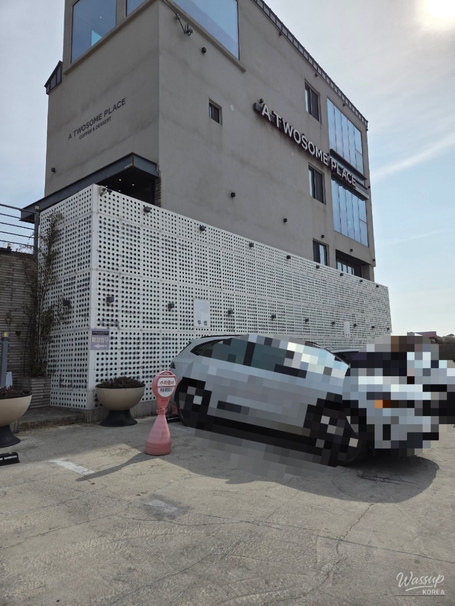 A Cozy Cafe with a View_02