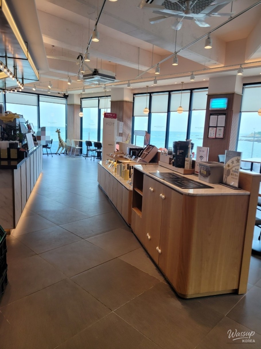 A Cozy Cafe with a View_06