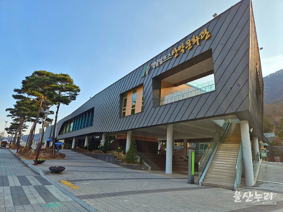 Exploring the Yeongnam Alps Welcome Center_03