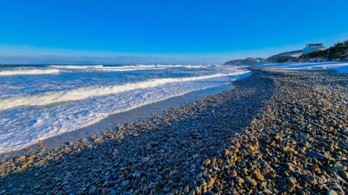 Exploring Jeongam Beach: A Winter Escape_02