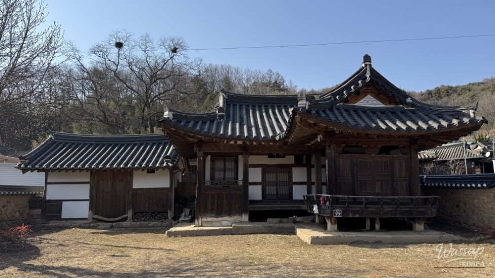 Exploring the Historical and Scenic Wolgok Village_04