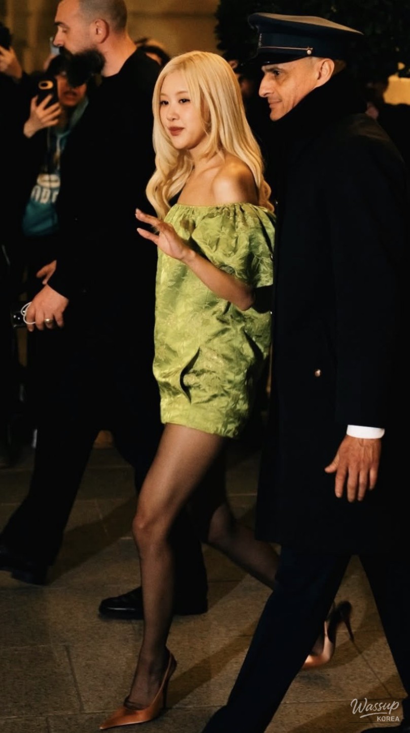 Rosé Shines at Paris Fashion Week_04