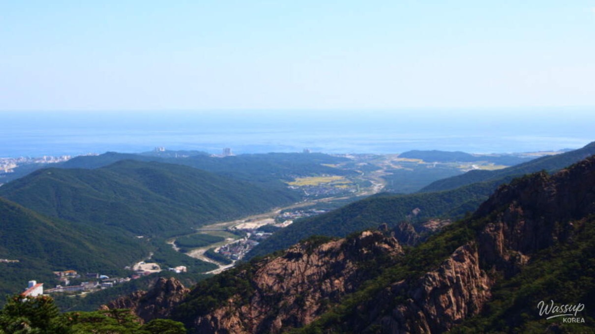 Exploring Seoraksan: A Scenic Adventure in March_05