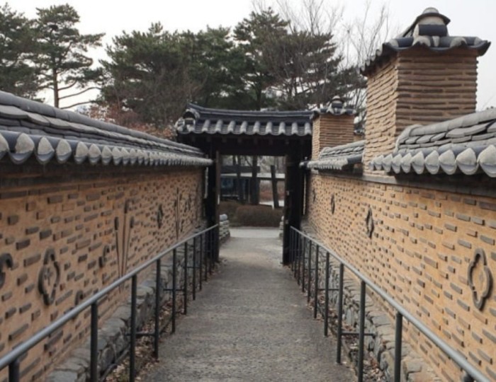 The Serenity of Waegogae Shrine in Yongsan float