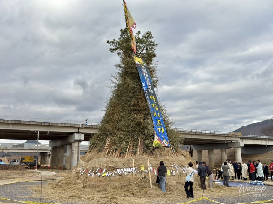 Celebrating the 23rd Full Moon Festival with the Burning of the Moon House_02