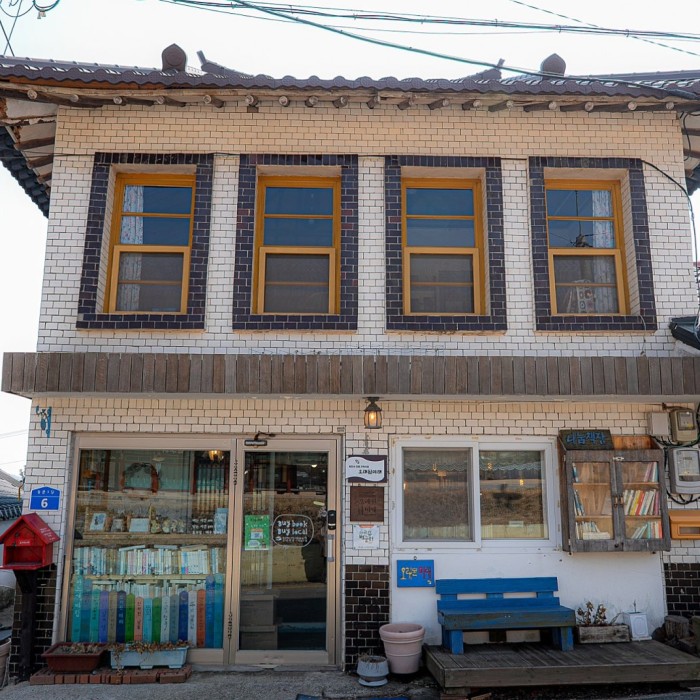 A Glimpse into the Independent Bookstore 'Old Future' in Dangjin2852