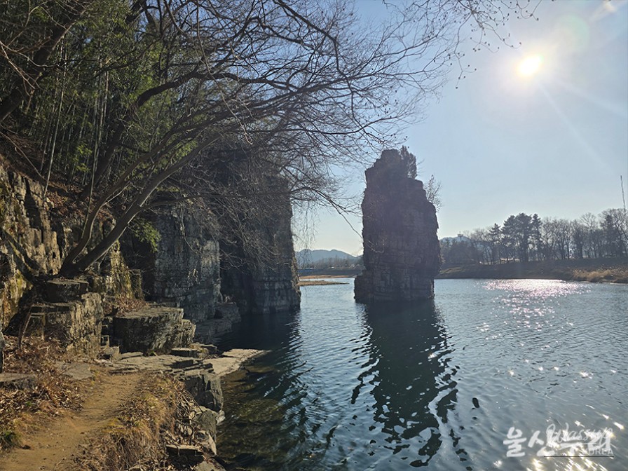 Exploring the Scenic Seonbawi Rock at Taehwa River_09