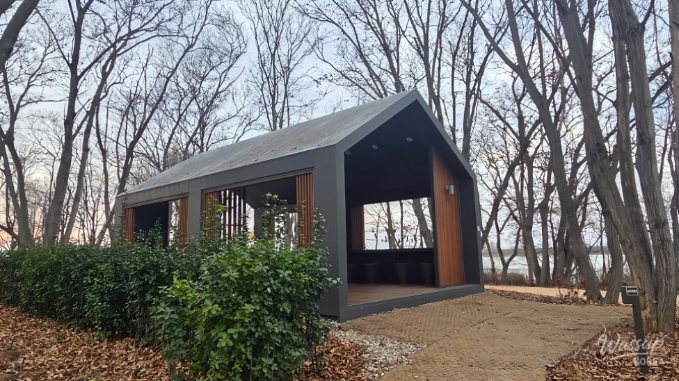 Enjoying Bicycle Riding and Picnics in the City_14