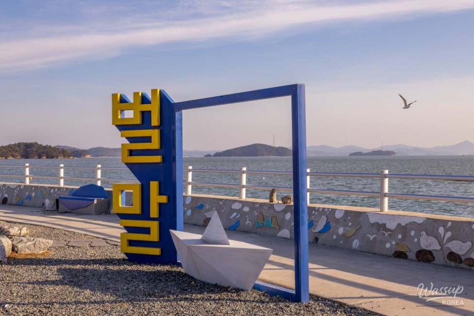 Charming Seaside Sculptures and Tranquil Landscapes_09