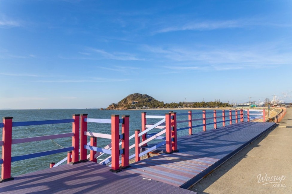 Charming Seaside Sculptures and Tranquil Landscapes_11