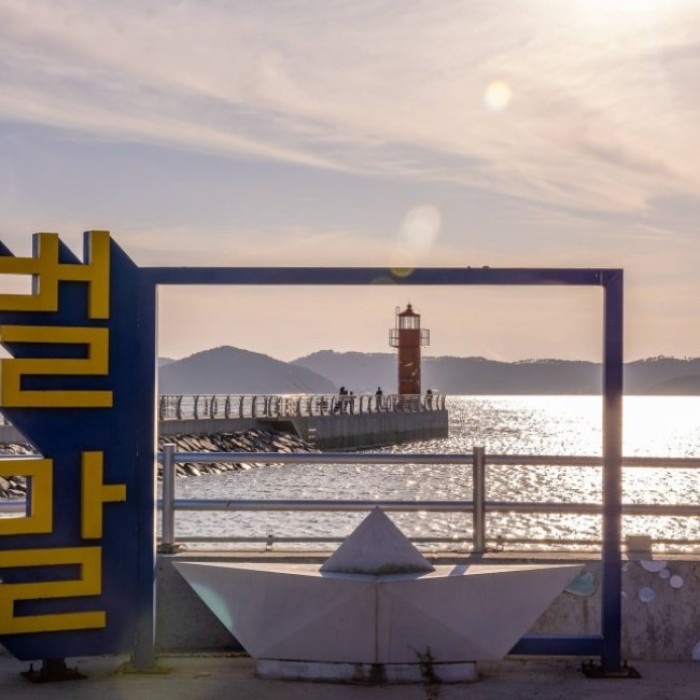 Charming Seaside Sculptures and Tranquil Landscapes1521