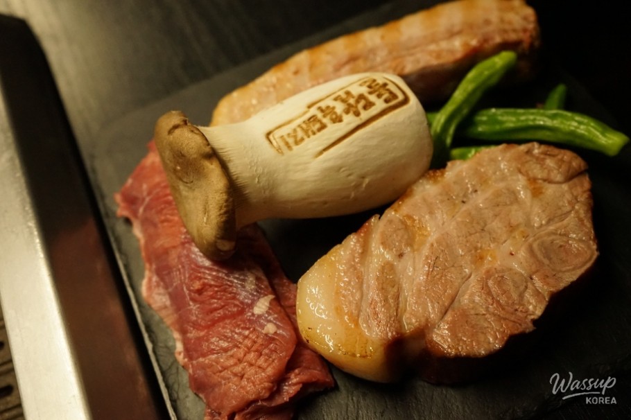 Enjoy a Delicious 1-Night, 2-Day Trip in Jeju: DolDam Black Pig Restaurant_02