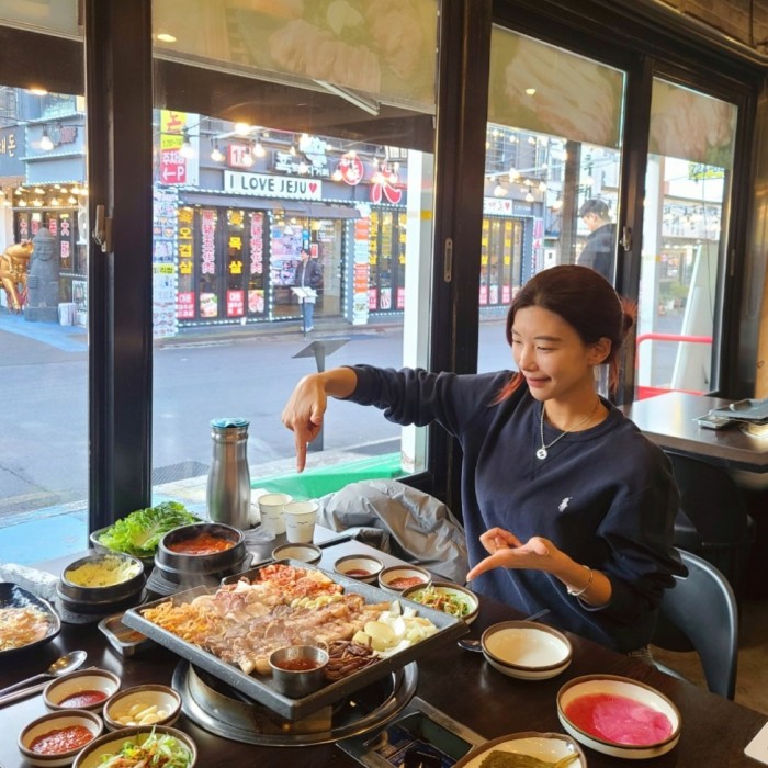 A Culinary Journey Through Jeju's Black Pork Street2094