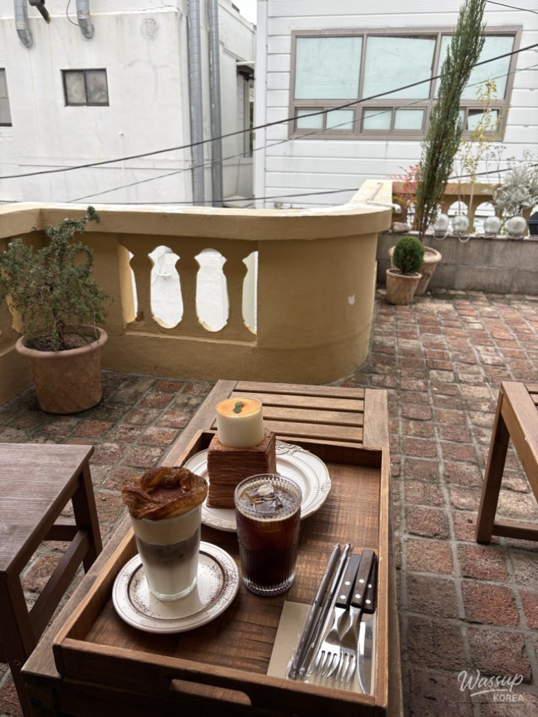 A Cozy Autumn Cafe Experience_15