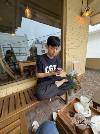 A Cozy Autumn Cafe Experience_19