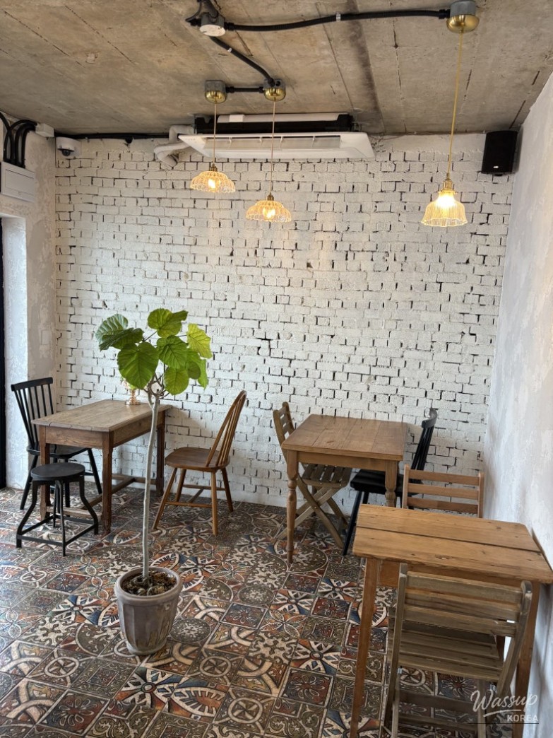 A Cozy Autumn Cafe Experience_09