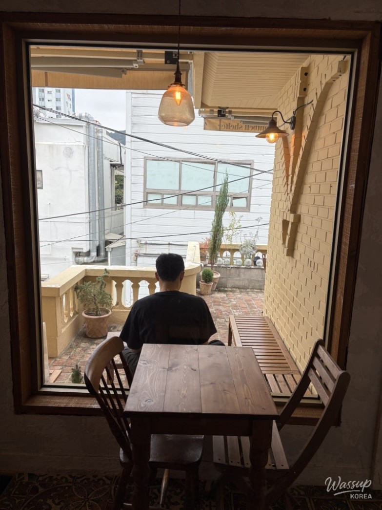 A Cozy Autumn Cafe Experience_12