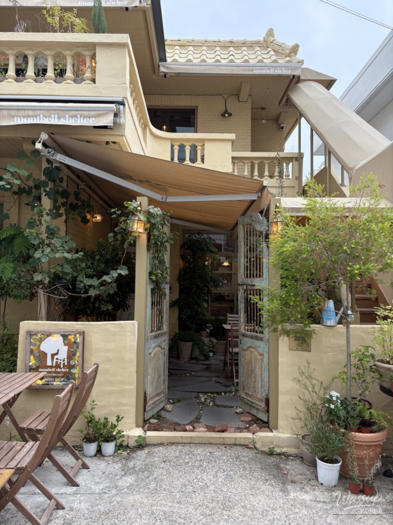 A Cozy Autumn Cafe Experience_03