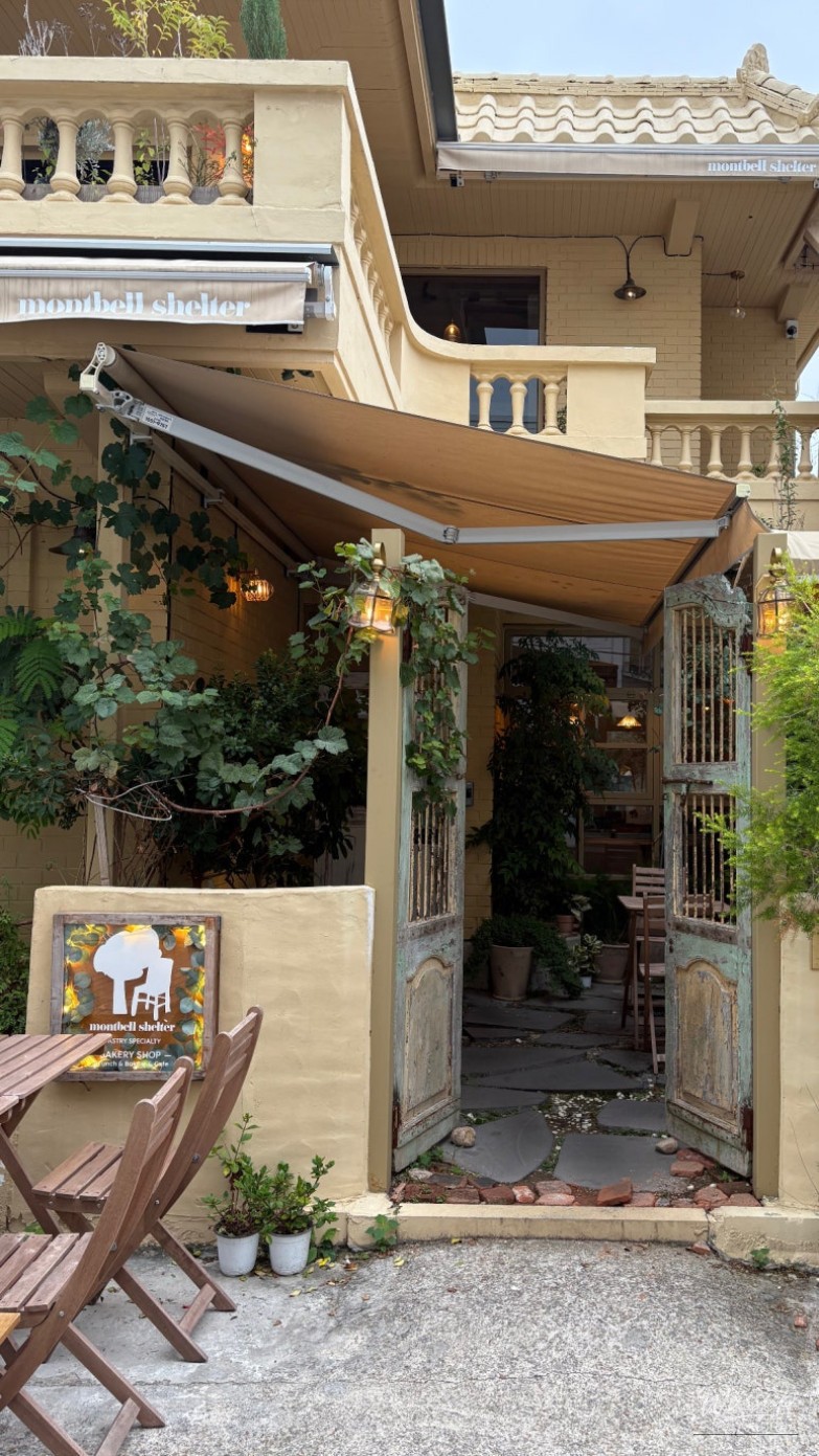 A Cozy Autumn Cafe Experience_04