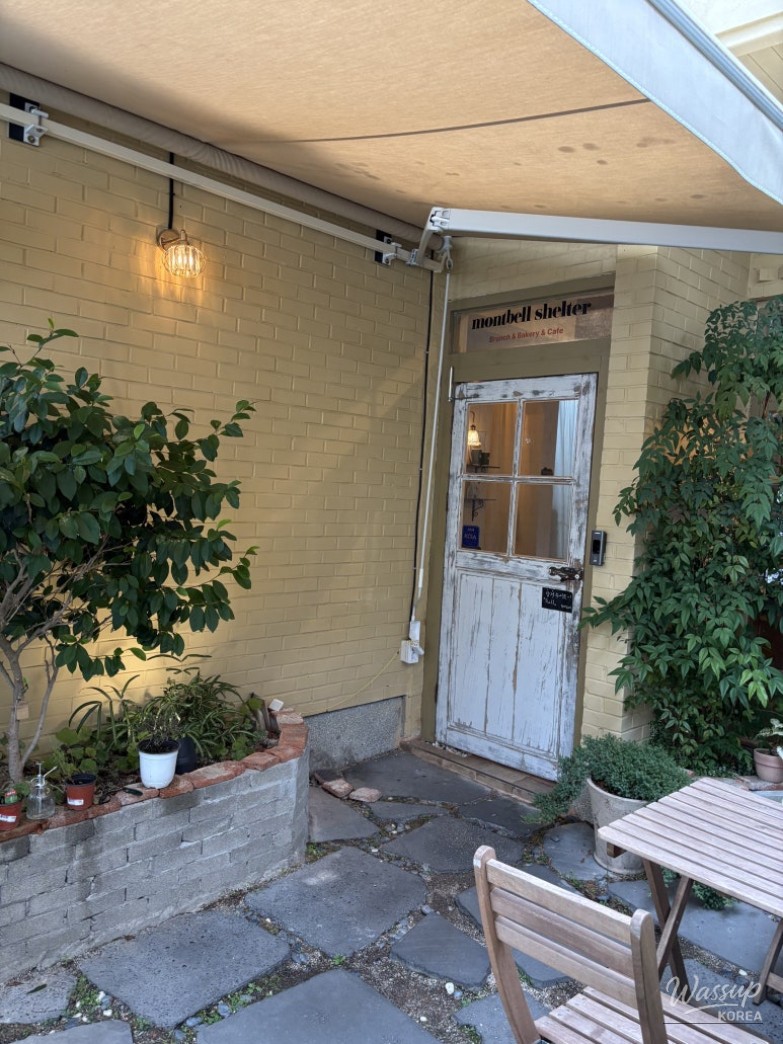 A Cozy Autumn Cafe Experience_08