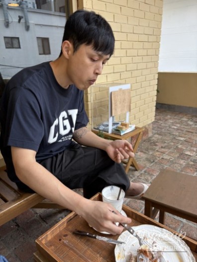 A Cozy Autumn Cafe Experience_18