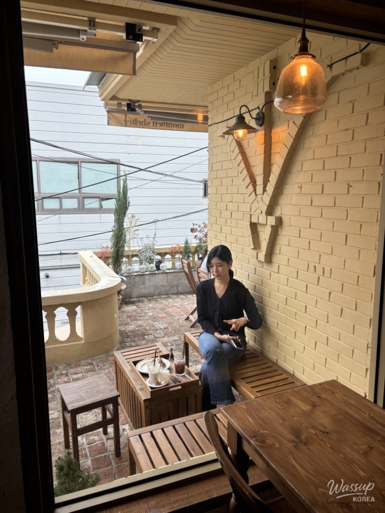 A Cozy Autumn Cafe Experience_21