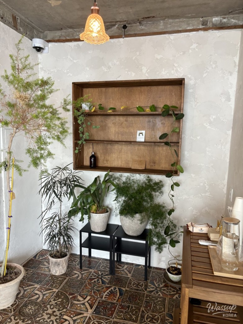 A Cozy Autumn Cafe Experience_10