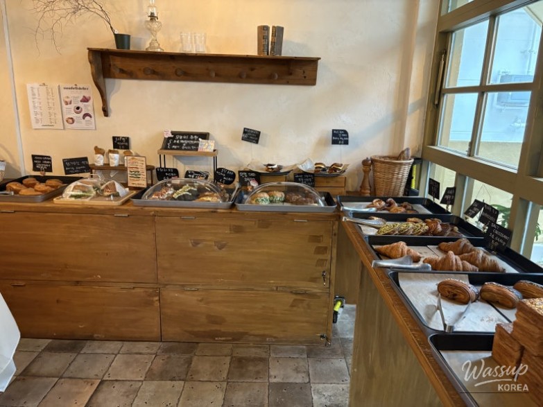 A Cozy Autumn Cafe Experience_06