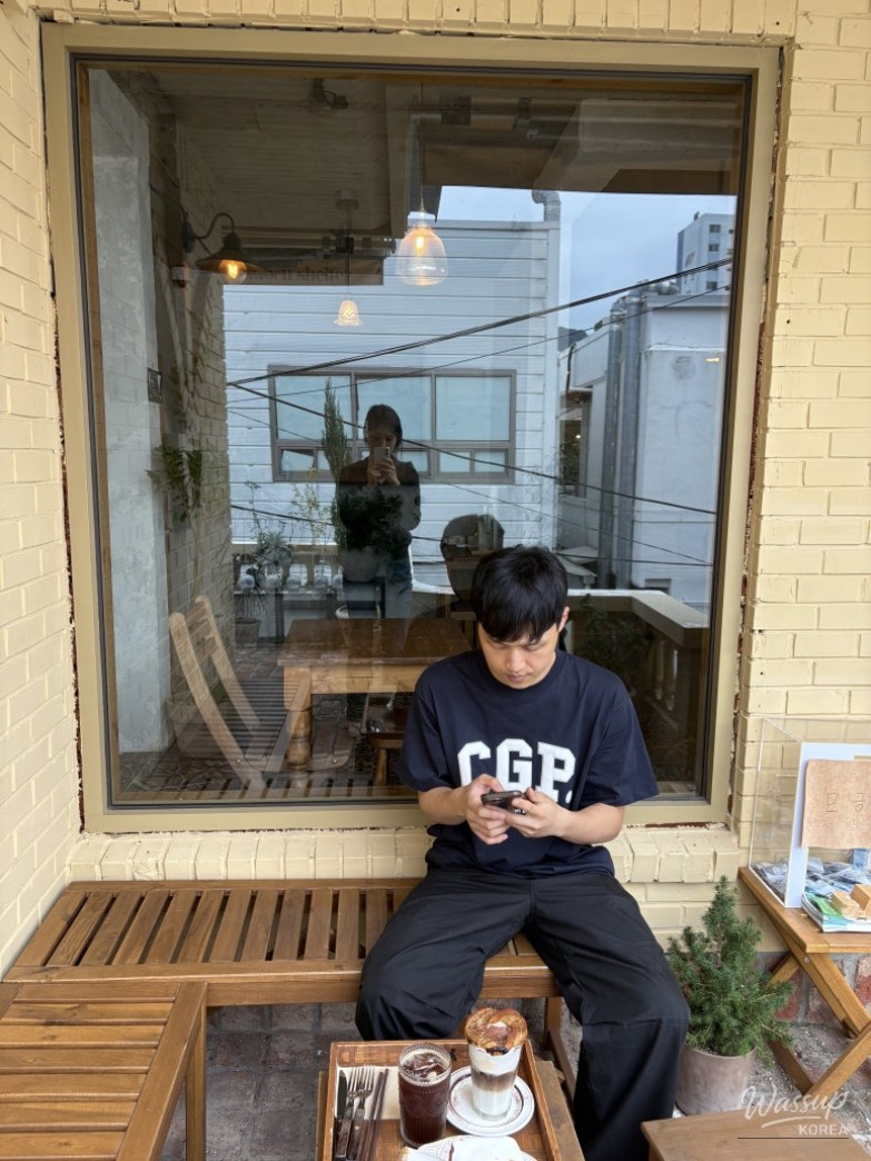 A Cozy Autumn Cafe Experience_17